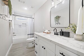Hair dryer, towels, soap, shampoo - Houston Getaway | Yard BBQ | Games | WiFi | Pets (Houston)
