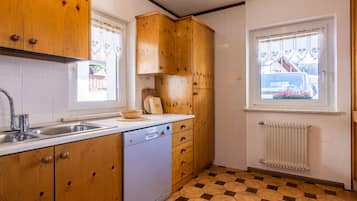 Fridge, oven, dishwasher, cookware/dishes/utensils