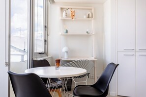Dining - Welcome to Ocean's 12, your perfect home away from home in the heart of Yeppoon. (Yeppoon)