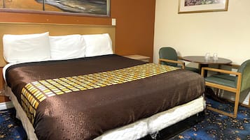 Escritorio, tabla de planchar con plancha, wifi gratis y ropa de cama