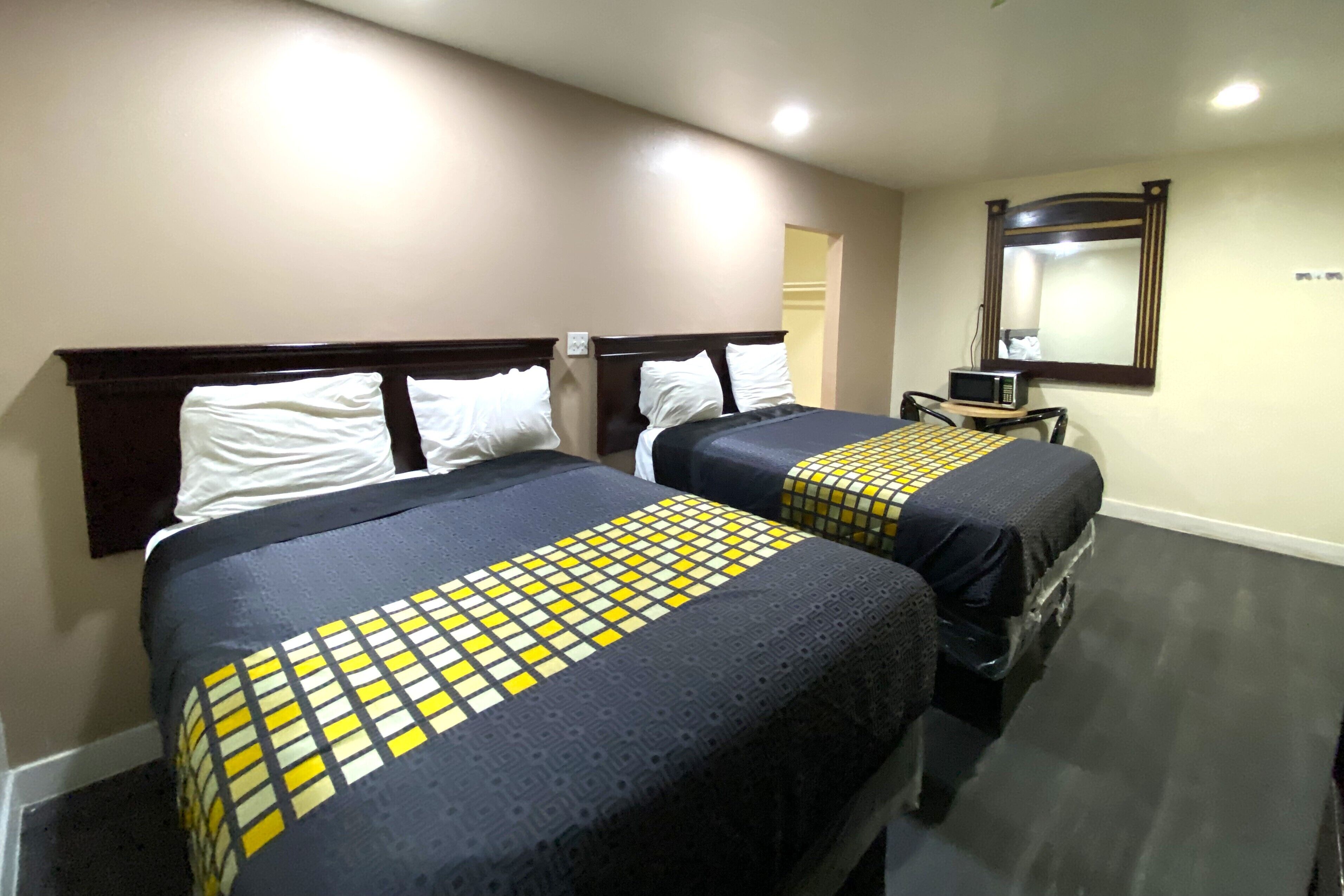 Zimmer, Mehrere Betten, Raucher | Schreibtisch, Bügeleisen/Bügelbrett, kostenloses WLAN, Bettwäsche