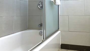 Artículos de tocador gratuitos, secador de pelo, toallas