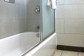 Articles de toilette gratuits, sèche-cheveux, serviettes fournies