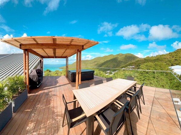 Outdoor dining - Duplex Penthouse with Jacuzzi and Pool in Anse Marcel (Saint-Martin)