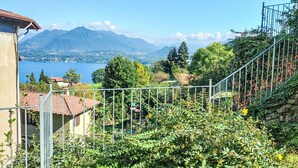 Ein Wohngebiet mit Blick auf einen See und Berge.