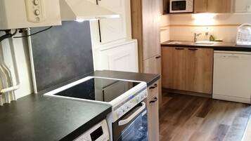 Een koelkast, een microgolfoven, een oven, een vaatwasser