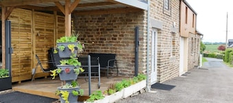 Bright renovated cottage with pets allowed, parking and WIFI in Swiss Normandy