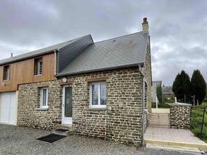 Exterior - Bright cottage with garden, pets allowed, WiFi (Saint-Pierre-du-Regard)