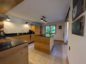 冷蔵庫、電子レンジ、オーブン、コンロ