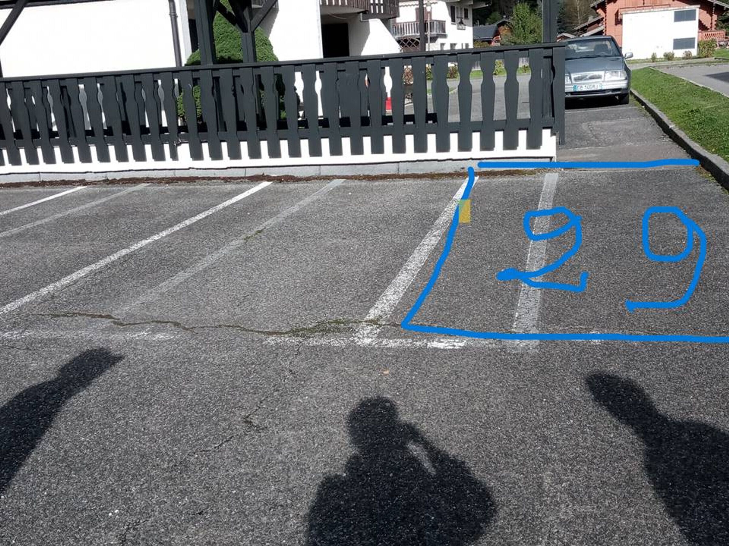 Un espacio de estacionamiento marcado con el número 29.
