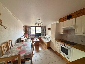 Interior - Apartment for 5 with equipped kitchen and balcony (Les Menuires)