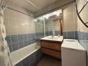 Bathroom - Apartment for 5 with equipped kitchen and balcony (Les Menuires)