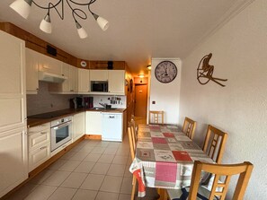Fridge, microwave, oven, dishwasher - Apartment for 5 with equipped kitchen and balcony (Les Menuires)