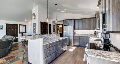 Baldpate Home - Premier Mountain Views & Hot Tub!