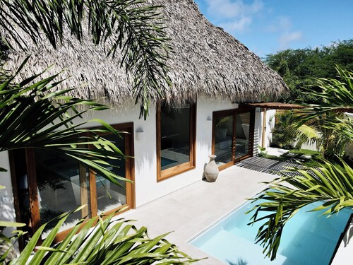 MAHALO Charming 2-bedroom Villa Palmera on the beach with Pool, AC and Starlink!