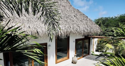 MAHALO Charming 2-bedroom Villa Palmera on the beach with Pool, AC and Starlink!