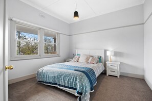 3 slaapkamers, een strijkplank/strijkijzer, wifi, beddengoed