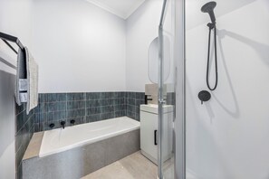 Dusche, Handtücher, Seife, Shampoo