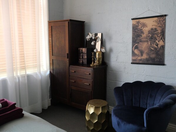 Iron/ironing board, free WiFi - The Rabbit Hole Inn at Harvest Home (Avenel)