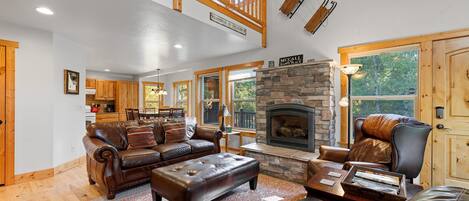 智能电视、壁炉、书