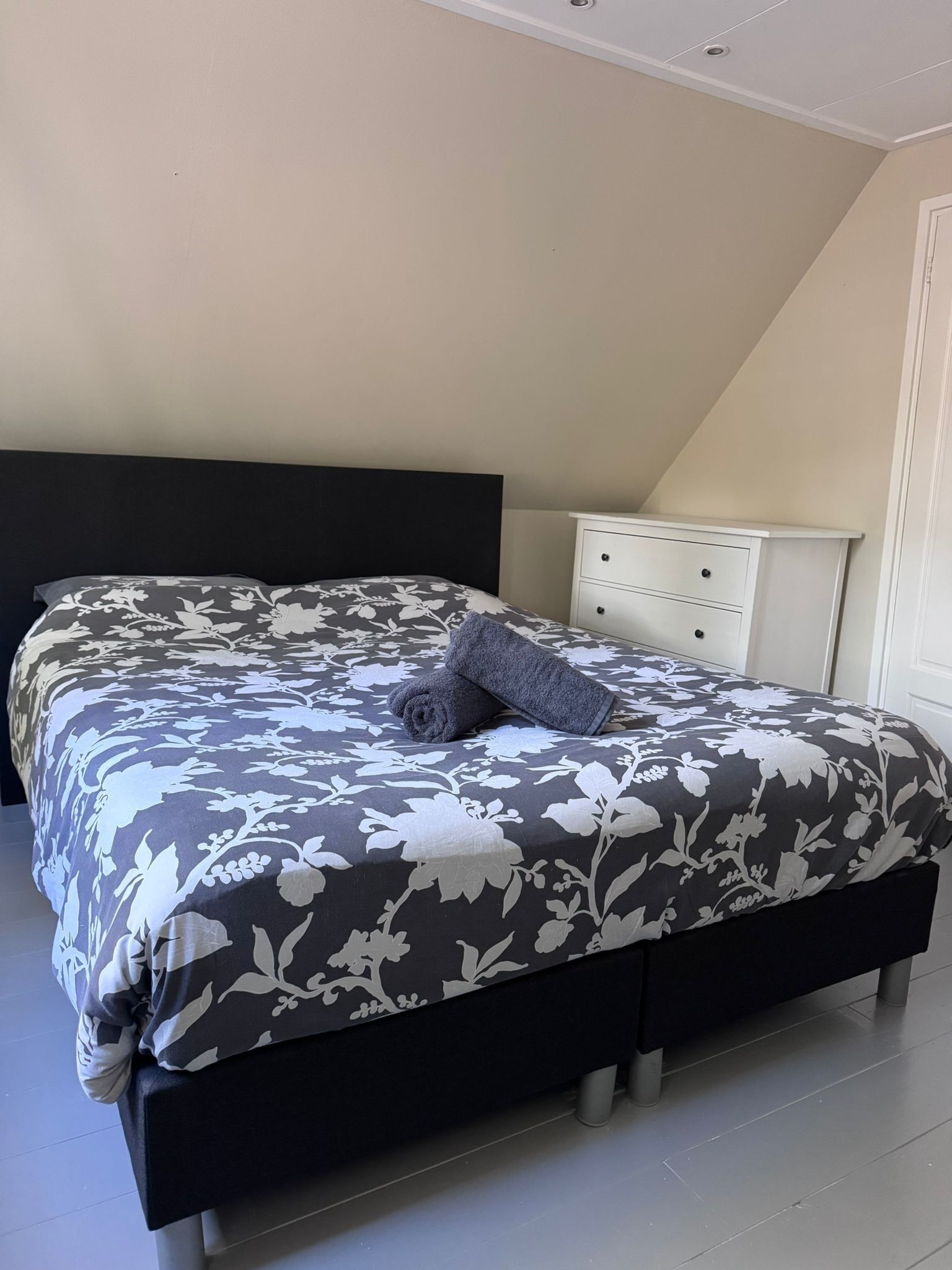 3 slaapkamers, een bureau, een strijkplank/strijkijzer, reisbedje