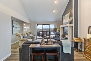 Téléviseur connecté, foyer, table de baby-foot, livres