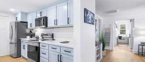 Frigorífico, microondas, horno y placa de cocina