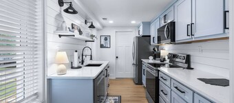 Newly renovated 2 bedroom / 2 bath home in downtown Flowery Branch! 