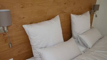 2 kamar tidur dan dilengkapi dengan perabotan berbeda-beda