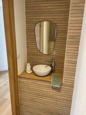 Haartrockner, Handtücher, Toilettenpapier