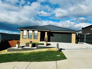 Exterior - Luxe Retreat with Spa - Near airport & CBD (Howrah)