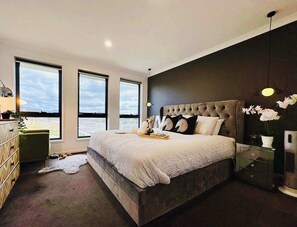 4 bedrooms, iron/ironing board, travel cot, WiFi - Luxe Retreat with Spa - Near airport & CBD (Howrah)