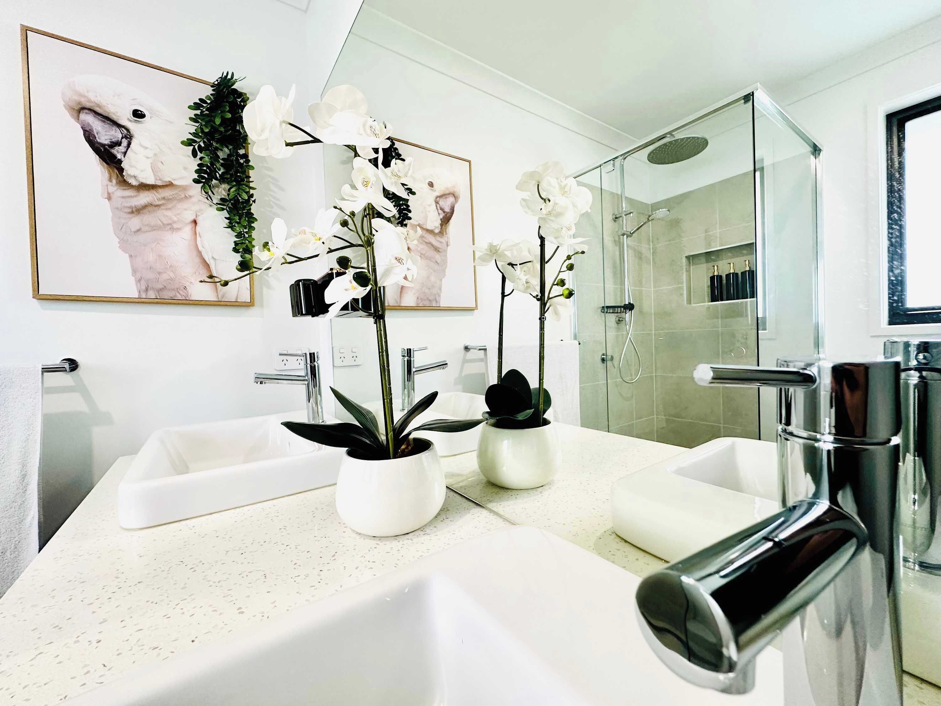 Douche, sèche-cheveux, serviettes fournies, shampoing