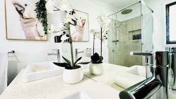 Douche, sèche-cheveux, serviettes fournies, shampoing