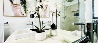 Luxe Retreat with Spa - Near airport & CBD