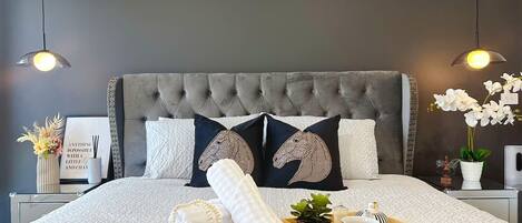 4 dormitorios, escritorio, tabla de planchar con plancha y cuna de viaje