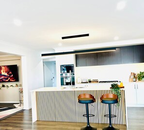 Een koelkast, een microgolfoven, een oven, een kookplaat