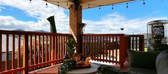 Luxe Retreat with Spa - Near airport & CBD