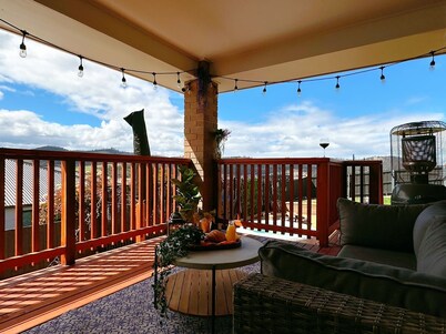 Luxe Retreat with Spa - Near airport & CBD