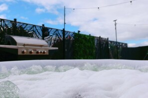 Outdoor spa tub - Luxe Retreat with Spa - Near airport & CBD (Howrah)