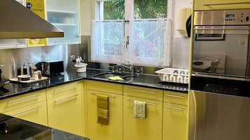 Réfrigérateur, micro-ondes, four, plaque de cuisson