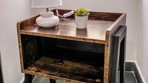 A small wooden side table with a white lamp and two potted plants on a windowsill. - MEDUSA CILEA GUEST HOUSE (Naples)