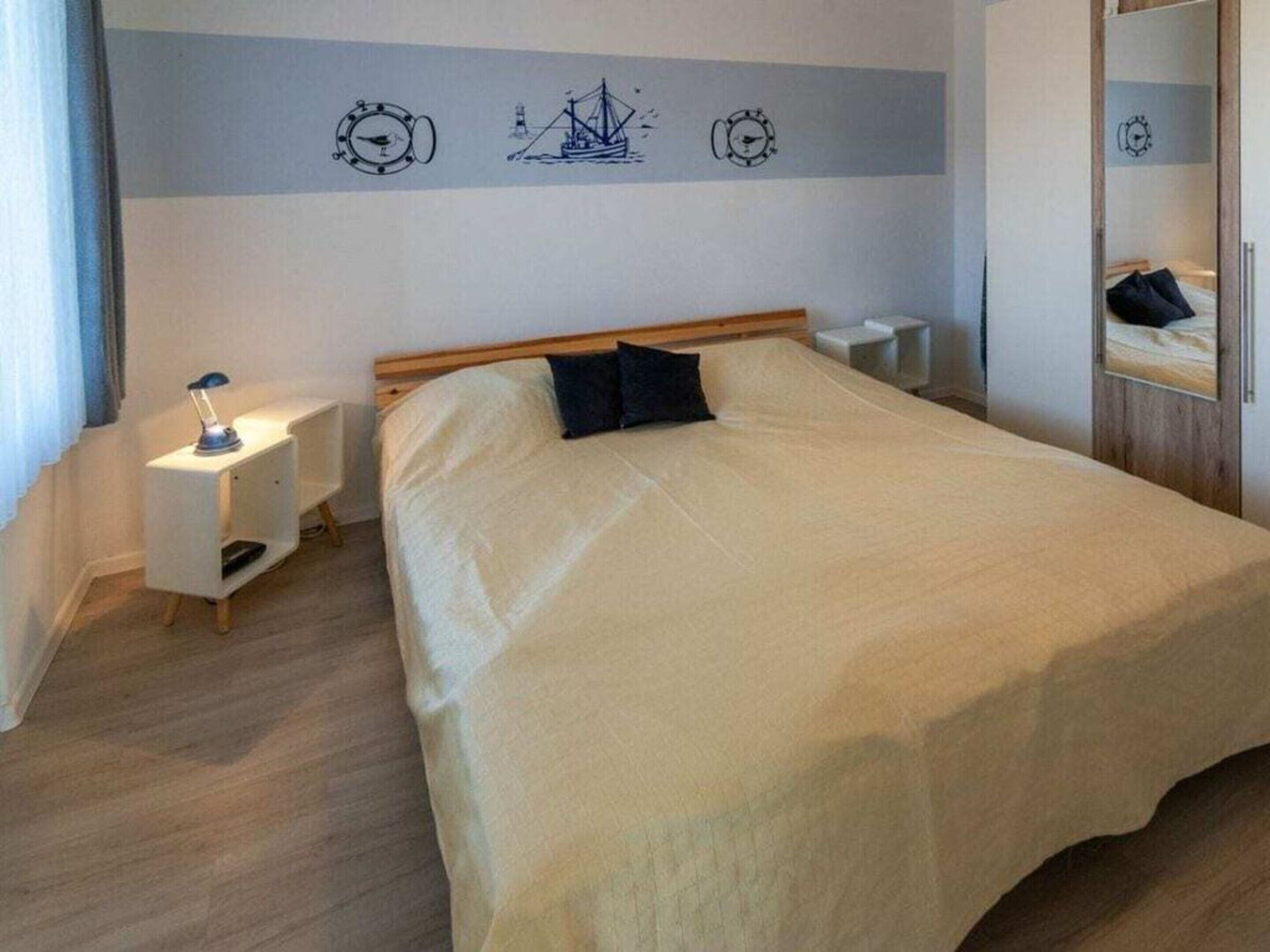 2 kamar tidur dan dilengkapi dengan perabotan berbeda-beda