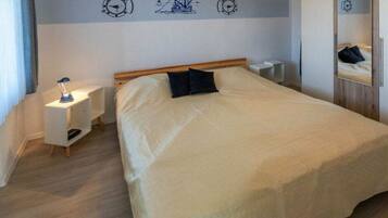 2 kamar tidur dan dilengkapi dengan perabotan berbeda-beda