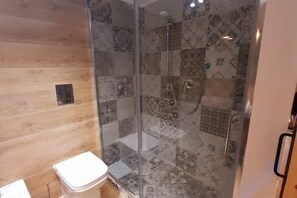 Doccia, asciugacapelli, bidet, asciugamani