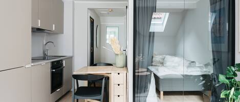 Studio 1 | Private kitchen | Fridge, oven, stovetop, dishwasher