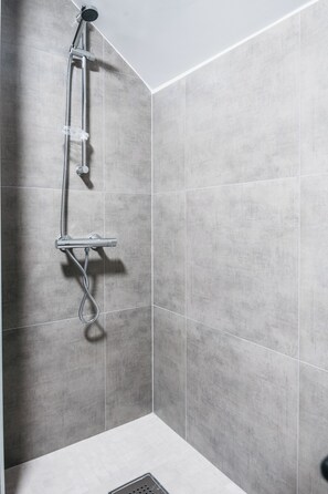 Studio 1 | Bathroom | Shower, free toiletries, hair dryer, towels