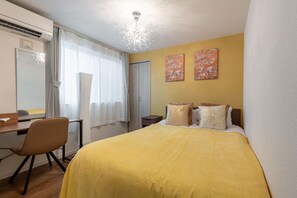 4 bedrooms, desk, WiFi - 4 bedrooms and a spacious living area, 2 toilets, an independent washroom , and a separate bathroom (墨田区)