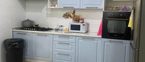 Full-sized fridge, microwave, oven, stovetop