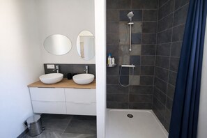 Dusche, Haartrockner, Handtücher, Seife